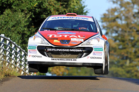 En flyvende Karl-Åge Jensen er i sin Peugeot 207 Super 2000 godt på vej til at blive danmarksmester i rally i 4WD-klassen.